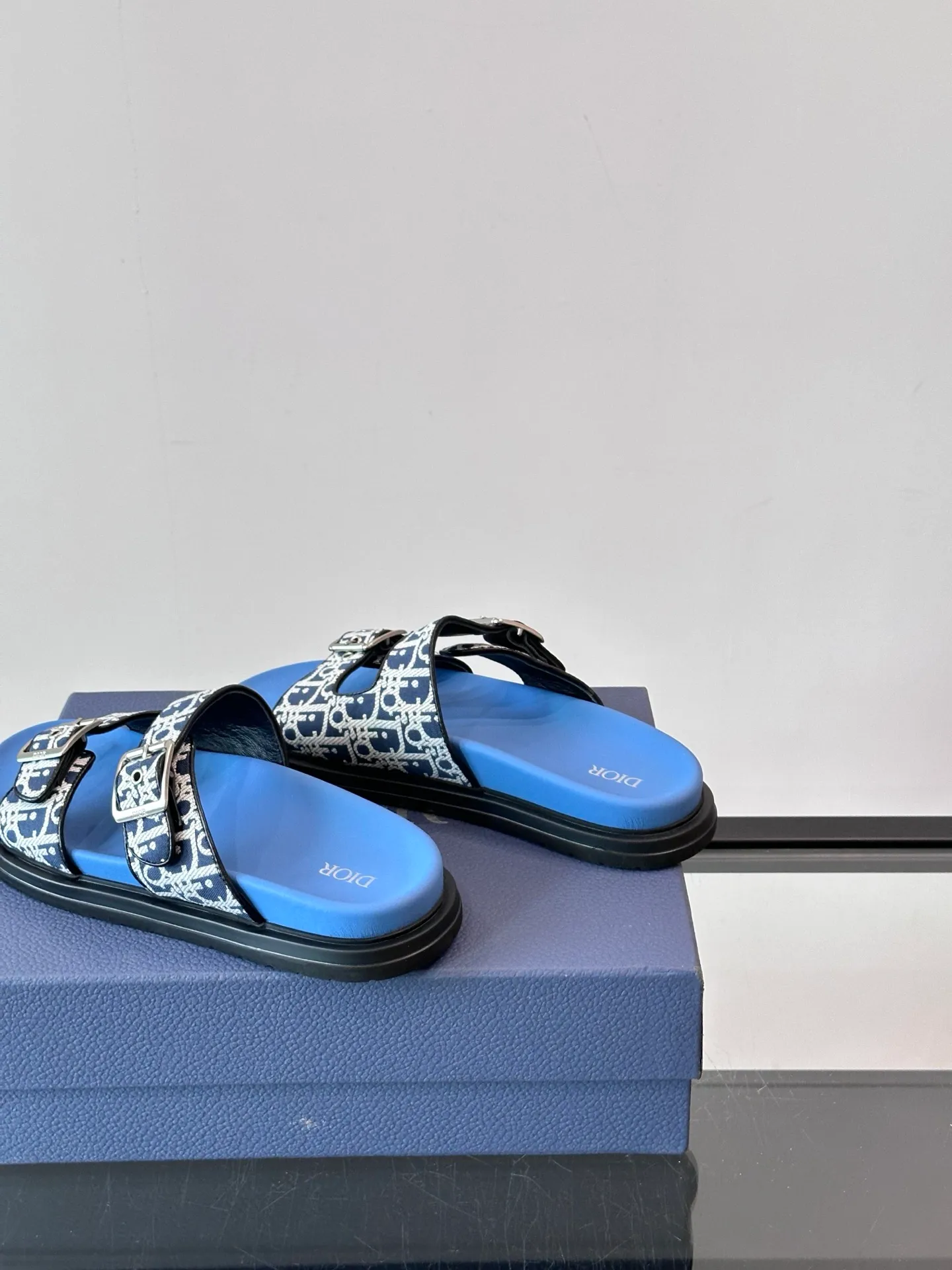 Factory price: 300💰Dior Aqua men's sandals and slippers. Showcasing Dior haute couture design. The Dior gray suede strap is accented with an aluminum Dior buckle for added style. Paired with a comfortable tonal notch sole, they pair easily with shorts or jeans for a sophisticated look. Main body: suede cow leather, technical fabric lining: cow leather, with adjustable straps, aluminum Dior buckle, Dior gray EVA insole, tonal notch rubber outsole splicing structure👌👌 size: 38-44 (45.46 customized)
